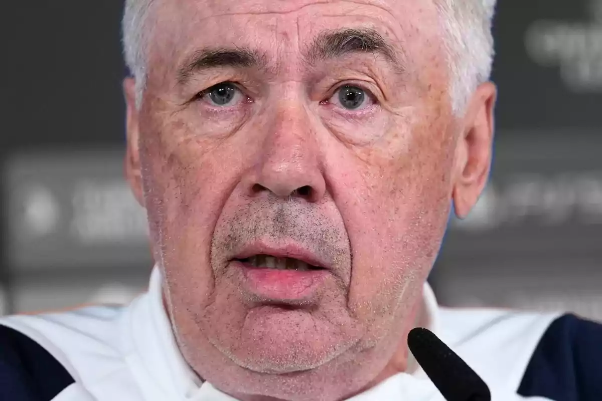 Carlo Ancelotti in close-up with a scared face