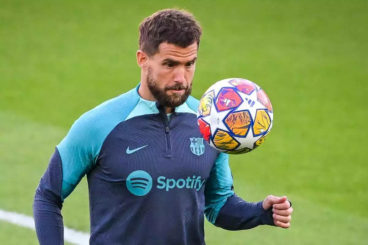 Íñigo Martínez touching the ball with the FC Barcelona training shirt