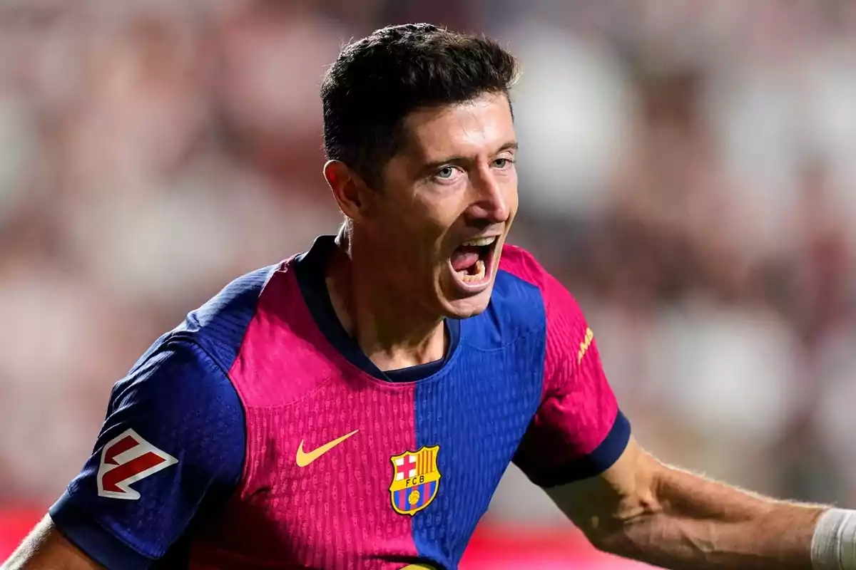 Football player celebrating a goal with the FC Barcelona shirt.