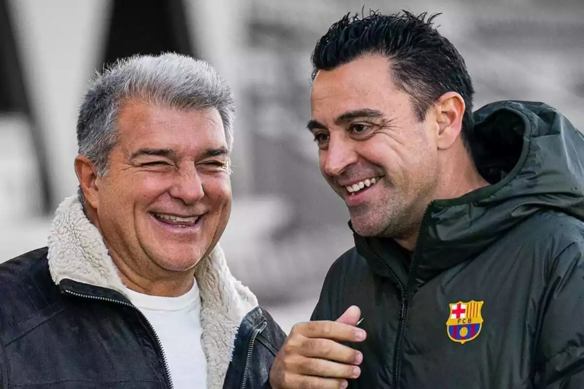 Xavi Hernández and Joan Laporta with a big smile sharing confidences